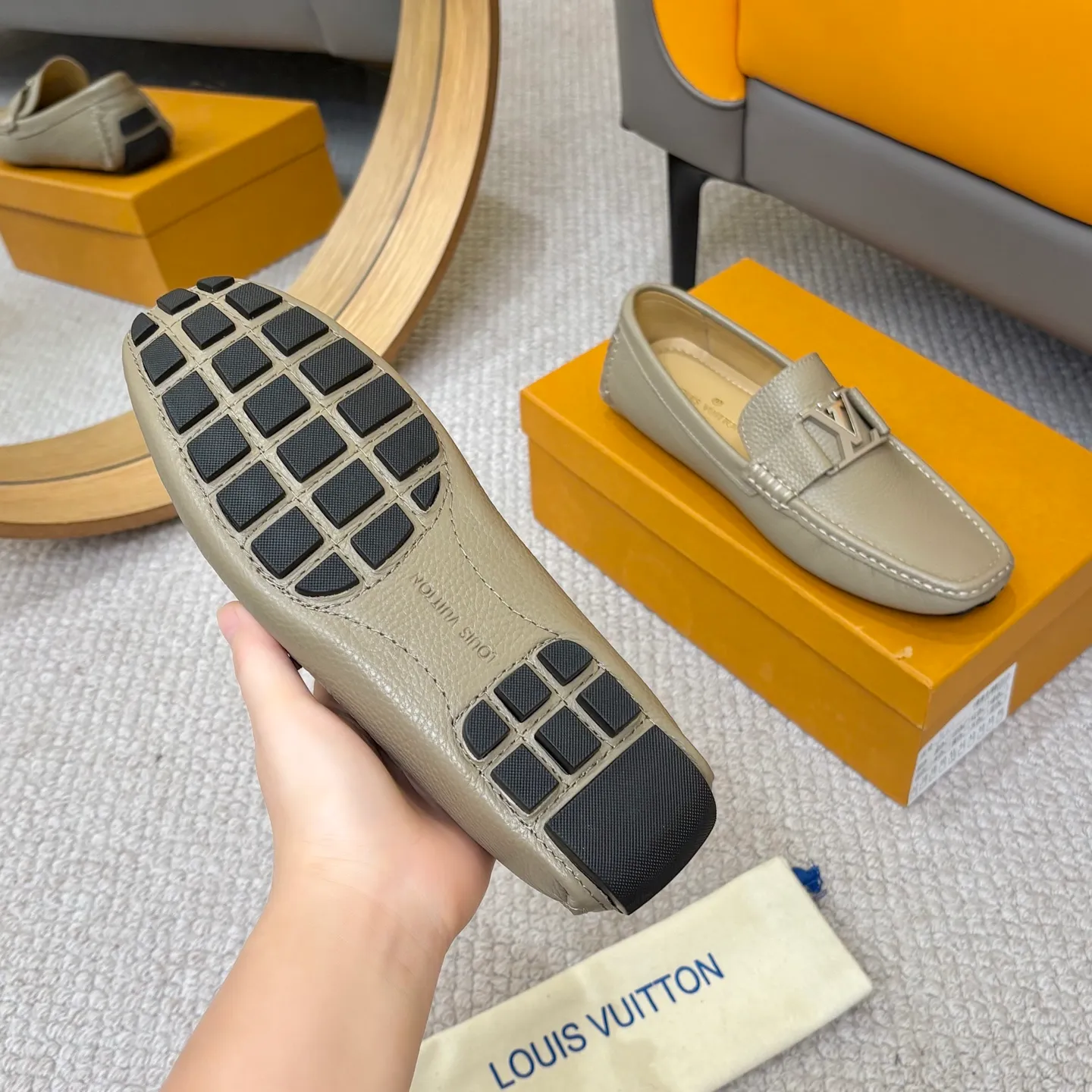Men's men's shoes 💰420 (Yangli) LV 2⃣️0⃣️2⃣️5️⃣Spring and summer counter GLORIA series models ✈️Original factory special leather production, original last type. A classic driving slip-on casual shoe that shows an elegant style with exquisite craftsmanship details such as Monogram embossing all over the upper🌀Italian imported calfskin fabric Sheepskin foot pads➕Inside～Private mold replica sole Unique style Comfortable driving slip-on Size: 4-12 (38-46) Comes with [Counter packaging: original box, wrapping paper, card, instruction manual, shoehorn, cloth bag] No pressure to enter and leave the counter!
